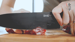 食材統(tǒng)統(tǒng)切成片，待用。