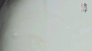 將浸泡了30分鐘的米放入電飯煲中，在水中加入半勺油。