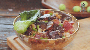 期間用開水燙熟青菜，煎好荷包蛋~ （懶人可忽略此步）