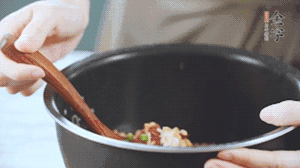 揭開鍋蓋，放上青菜，荷包蛋，就可以吃了。