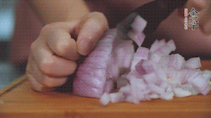 2.半個青椒、半個黃椒切圈、一個洋蔥切丁、三個白蘑菇切片備用。