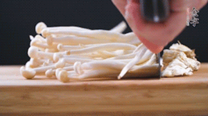 海鮮菇、蟹味菇去掉根部，洗凈。