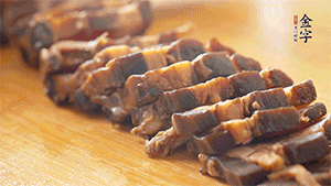 金字醬肉切片。