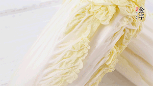 娃娃菜洗凈，對(duì)半切。