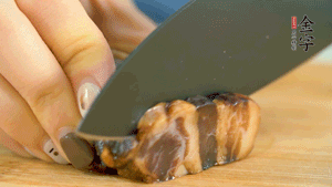 金字風(fēng)味醬肉切成片，上鍋蒸15分鐘。