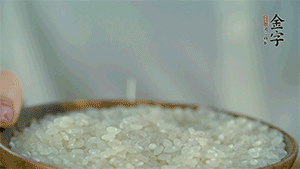 大米、糯米混合上電飯鍋蒸熟。