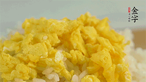 將雞蛋碎、西蘭花碎和放涼的米飯混合，用少許鹽、橄欖油調(diào)味。