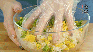 將飯團用手搓捏成圓球狀。