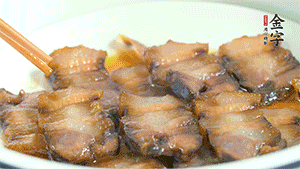 鋪上一片醬肉，撒點芝麻即可。