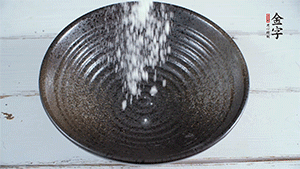 面粉加適量清水，攪拌成糊狀。