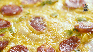 撒上一些芝麻，準(zhǔn)備一些番茄醬，一份早餐就做好了。