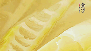 春筍洗凈，去殼去老根后焯水，切粒備用。