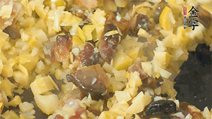 熱油起鍋，下醬肉丁炒香，再加入筍丁、適量水淀粉勾芡翻炒均勻。