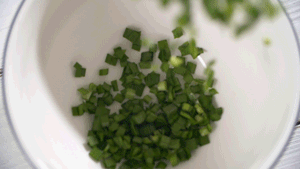 韭菜洗凈，切粒。