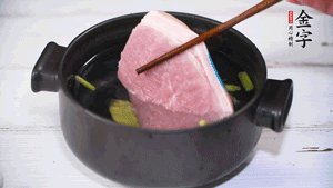 整塊豬肉，加蔥、姜片、料酒焯水。