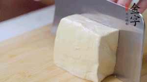 老豆腐切片，浸水備用。