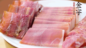 擺盤后鋪上老豆腐，淋點料酒，灑點白糖上鍋蒸20分鐘。