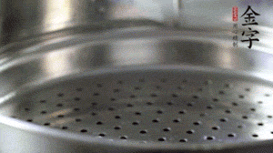 出鍋后，倒扣臘味，撒上蔥花即可。