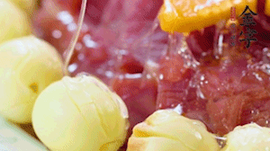 出鍋前10分鐘淋上蜂蜜，倒扣出來撒上桂花，擺上胡蘿卜裝飾即可。