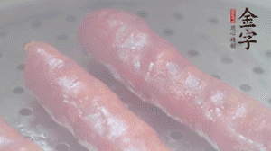 金字香腸上鍋，大火蒸5分鐘，切片備用。