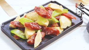 熱油下鍋，依次下金字香腸、萵筍、冬筍，均勻翻炒。