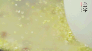 糯米、紅豆浸泡1小時(shí)，和小米一起入電飯鍋蒸熟。