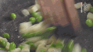 鍋中油7成熱時(shí)，入青豆、筍丁翻炒，然后加糯米飯加鹽均勻翻炒。