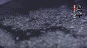 小青菜洗凈后，鍋中水燒開，放點鹽和滴幾滴油后燙熟。