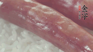 關(guān)上蓋子，煮到米飯露出時。