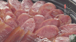 沿著米飯邊淋一圈玉米油，擺上小青菜，淋上醬油和湯調(diào)成的醬汁，撒上辣椒粒、香蔥末即可。