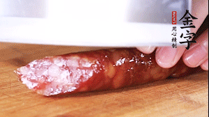 金字肉感香腸切成片，大蒜切末。