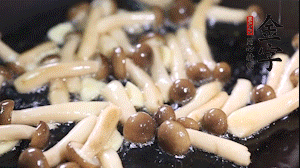 熱油下鍋煸香蒜末，依次加蟹味菇、香腸、西蘭花均勻翻炒，放適量水燜煮3分鐘。