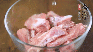 切成小段的排骨洗凈后，加姜片焯水3分鐘。