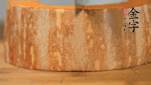 南瓜去皮洗凈后，切成規(guī)則的長方形。