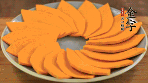 秋葵、南瓜交叉擺在盤中，然后香腸片置于上面，擺成花環(huán)狀。