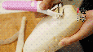 蘿卜去皮，切成絲。（如果用擦菜板，不能選擦成太碎的）