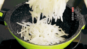 鍋加油至5成熱，放香腸粒、臘肉粒翻炒，等脂肪變透明后，加香菇、瑤柱、蝦米，放適量冰糖、胡椒粉、鹽炒至香味溢出。