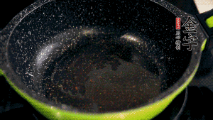 盆中放入炒好的蘿卜絲、香腸等食材，加粘米粉、澄粉，一邊倒香菇水，一遍攪拌成稀糊狀。（加入少量的澄粉可以讓蘿卜糕質(zhì)地柔軟又充滿彈性，而且還可以增加成品的透明感。 ）