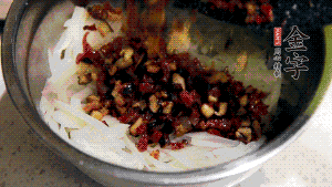 在蒸盤中鋪上油紙，鋪好食材后壓一壓，蒸箱中蒸30分鐘即可。（蒸好的蘿卜糕切成厚片，用少量油煎一下，撒點(diǎn)蔥花口味更好。）