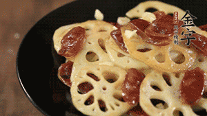 出鍋前加少許鹽調(diào)味，撒上蔥花即可。