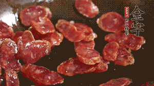 鍋中油7成熱時，，先放香腸煸香，再放荷蘭豆、小玉米均勻翻炒。（可淋點料酒或清水讓香腸口感軟一些）