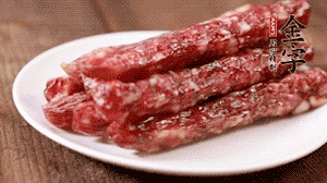 金字香腸切成薄片。