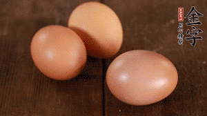 雞蛋加鹽打散1分鐘。