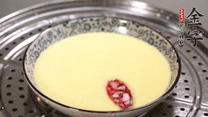 將香腸片均勻鋪上，繼續(xù)蒸6分鐘。