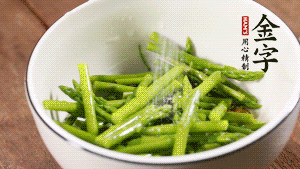 將調料放入準備好的食材中，攪拌均勻。