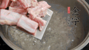 剁成塊狀的排骨洗凈，放入沸騰的鍋中，加姜片汆燙，2分鐘后撈出備用。