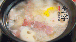 出鍋前加適量鹽調(diào)味，撒香菜點(diǎn)綴就可以啦。