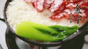 5分鐘后，在鍋邊用勺子淋一圈少少的油。打雞蛋，放青菜，把調(diào)好的醬汁倒入。（在米飯周圍用小勺沿著鍋邊淋上一圈油，是為了吃到地道的鍋巴。這個(gè)過(guò)程可以稍微轉(zhuǎn)動(dòng)下鍋，使四壁受熱均勻。）