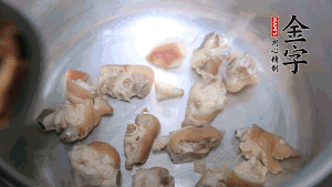 將汆燙好的豬蹄塊、蹄片 、筍段、姜片放入鍋中，放黃酒調(diào)味。