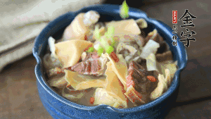 加翠綠的蔥花點(diǎn)綴一下就可以啦。